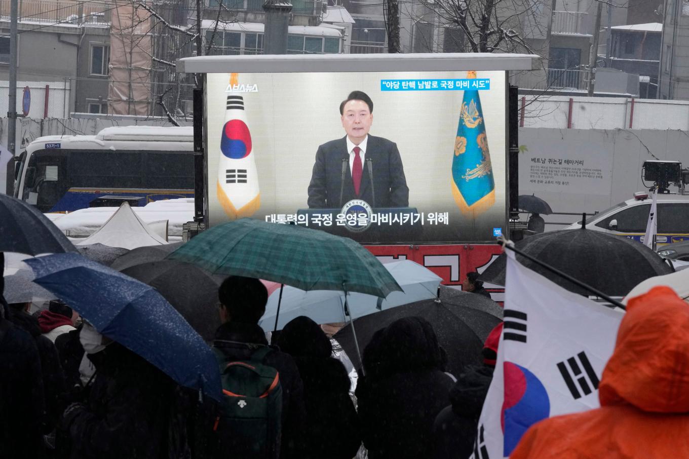 Anhängare till Yoon Suk-Yeol står framför en bild av den avstängde presidenten i samband med en demonstration i Seoul på söndagen. Bilden är tagen 5 januari. Foto: Ahn Young-joon/AP/TT