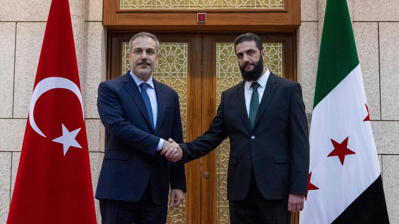 Turkiets utrikesminister Hakan Fidan och Syriens nye ledare Ahmed al-Sharaa i Damaskus den 22 december. Arkivbild. Foto: Turkiets utrikesdepartement via AP/TT