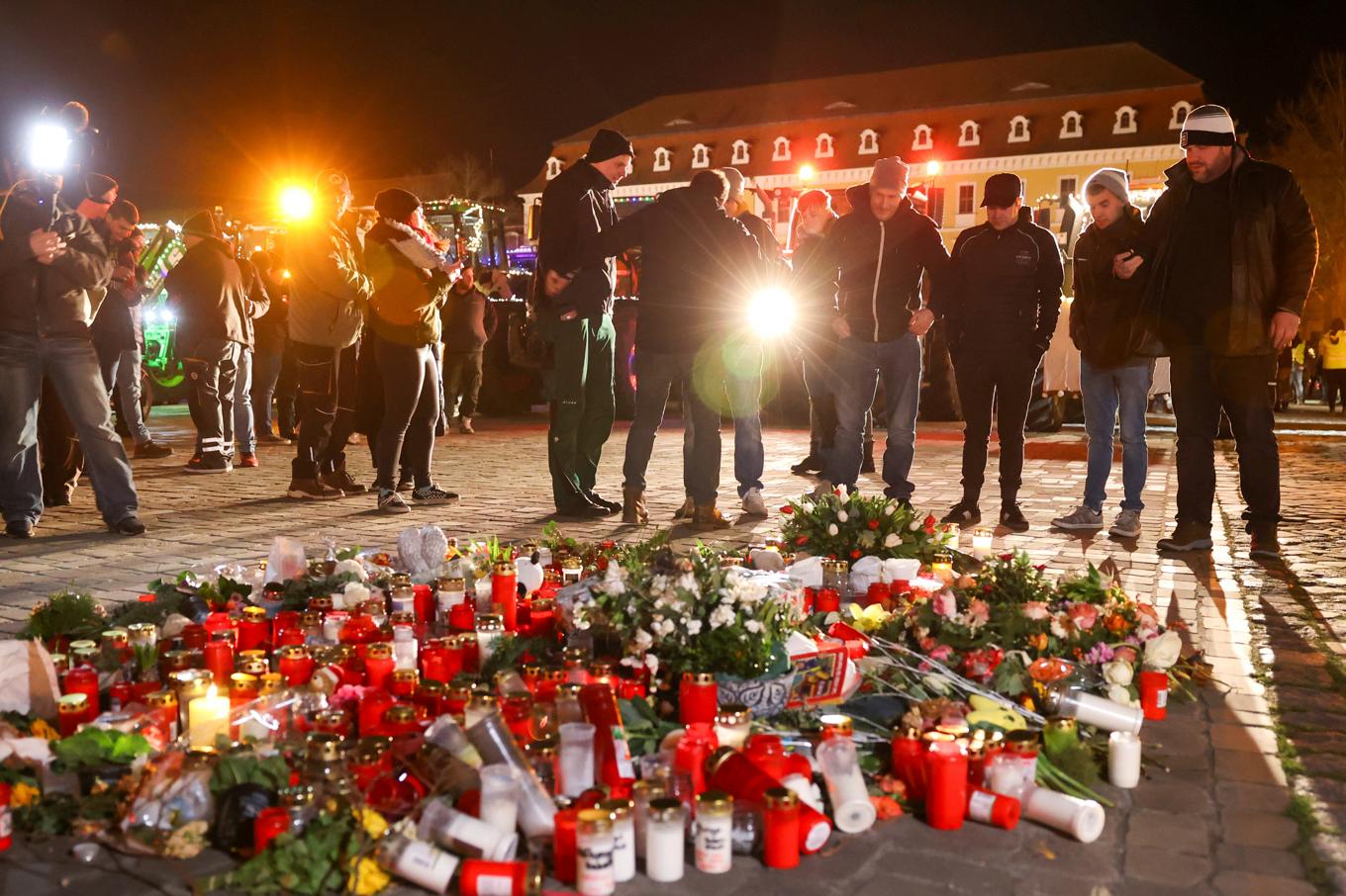 Människor hedrar offren för bilattacken mot julmarknaden i Magdeburg i östra Tyskland. Arkivbild. Foto: Peter Gercke/AP/TT