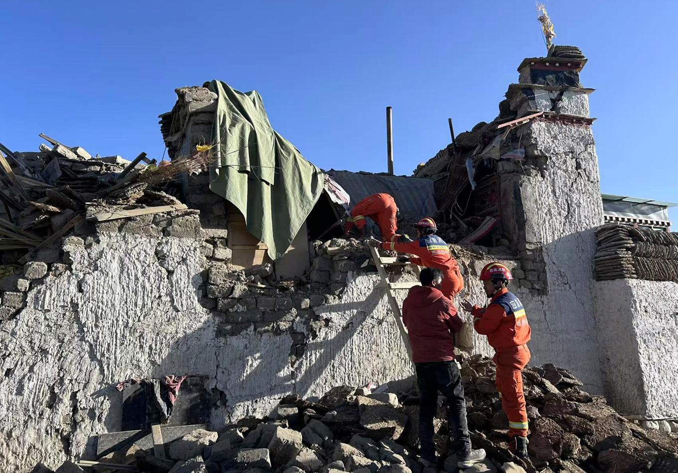 Räddningsarbetare söker efter överlevande efter tisdagens kraftiga jordskalv i Tibet. Bilden är tagen i Dingri i Xigaze i sydvästra Tibet. Foto: Nya Kina/AP/TT