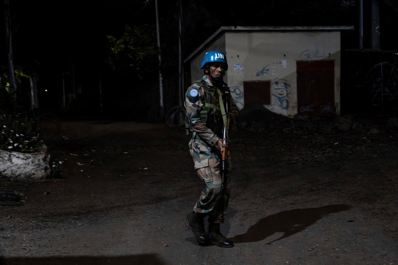 En FN-soldat patrullerar i staden Goma i östra Kongo. Arkivbild. Foto: Moses Sawasawa/AP/TT