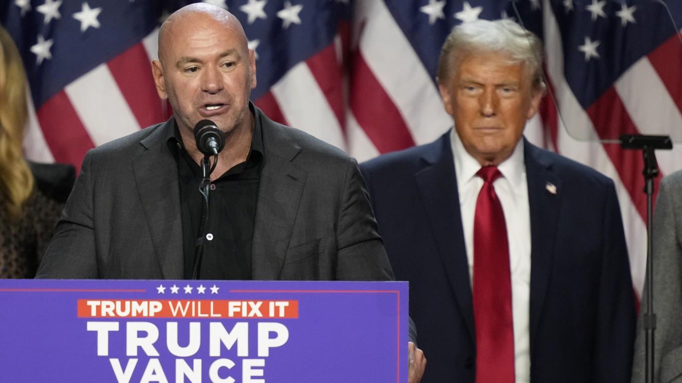 Dana White talar på ett Donald Trump-evenemang på valkvällen den 6 november förra året. Arkivbild. Foto: Alex Brandon/AP/TT