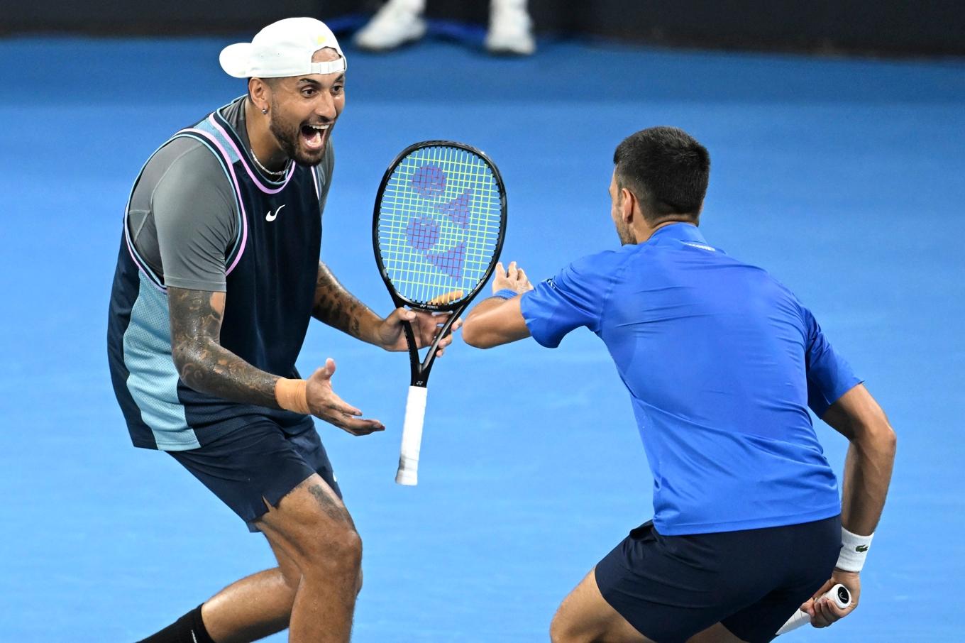 Australiske Nick Kyrgios, till vänster, under en dubbelmatch med serbiske Novak Djokovic i slutet av december. Foto: Darren England/AP/TT