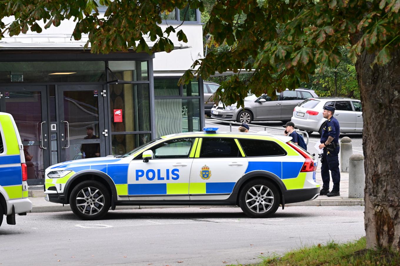 Polis utanför skolan i samband med skjutningen i början av september. Foto: Jonas Ekströmer/TT