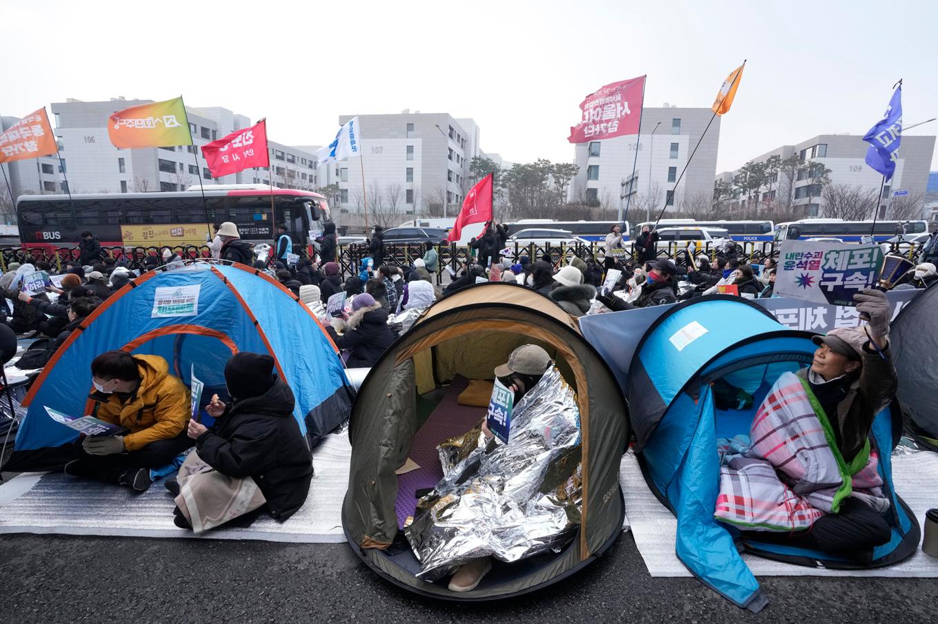 Demonstranter som kräver att Yoon grips vid en manifestation i Seoul den 6 september. Foto: Ahn Young-joon