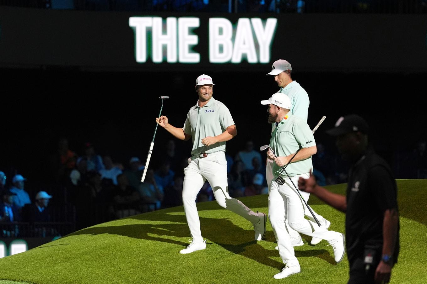 Ludvig Åberg tillsammans med lagkamraterna i laget The Bay, som tog hem vinsten i historiens första TGL-tävling. Foto: Rebecca Blackwell/AP/TT