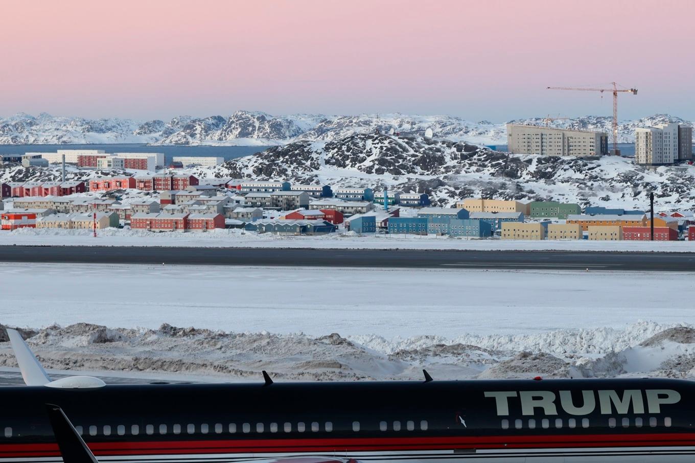 Bild från när Donald Trumps son landade i grönländska Nuuk under tisdagen. Foto: Emil Stach/Ritzau via AP/TT