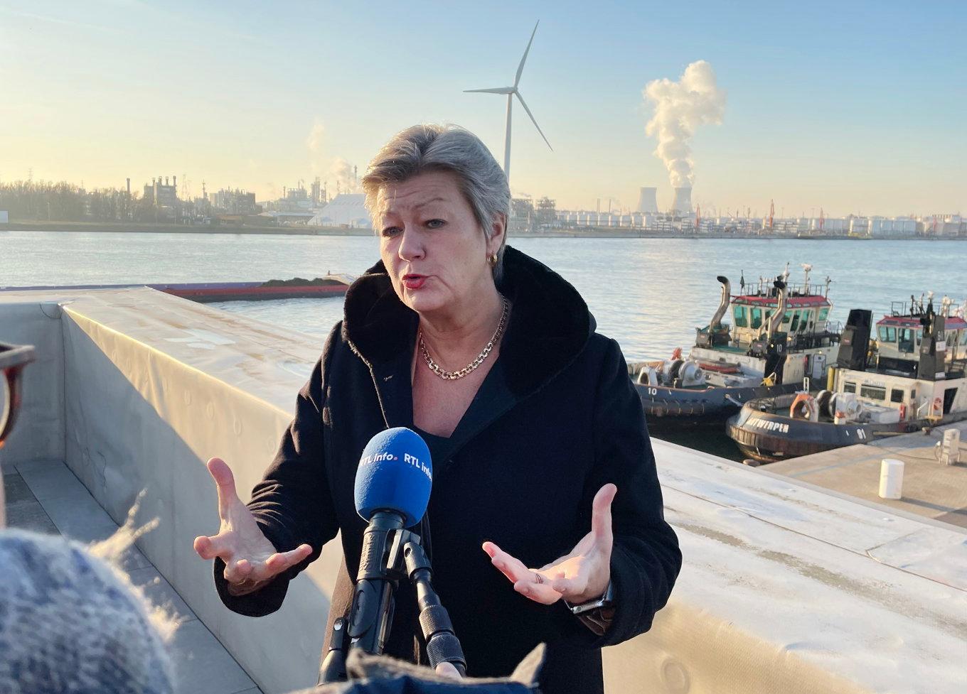 EU:s förra inrikeskommissionär Ylva Johansson under ett besök för att diskutera narkotikasmuggling i hamnen i Antwerpen i Belgien. Arkivfoto. Foto: Wiktor Nummelin/TT