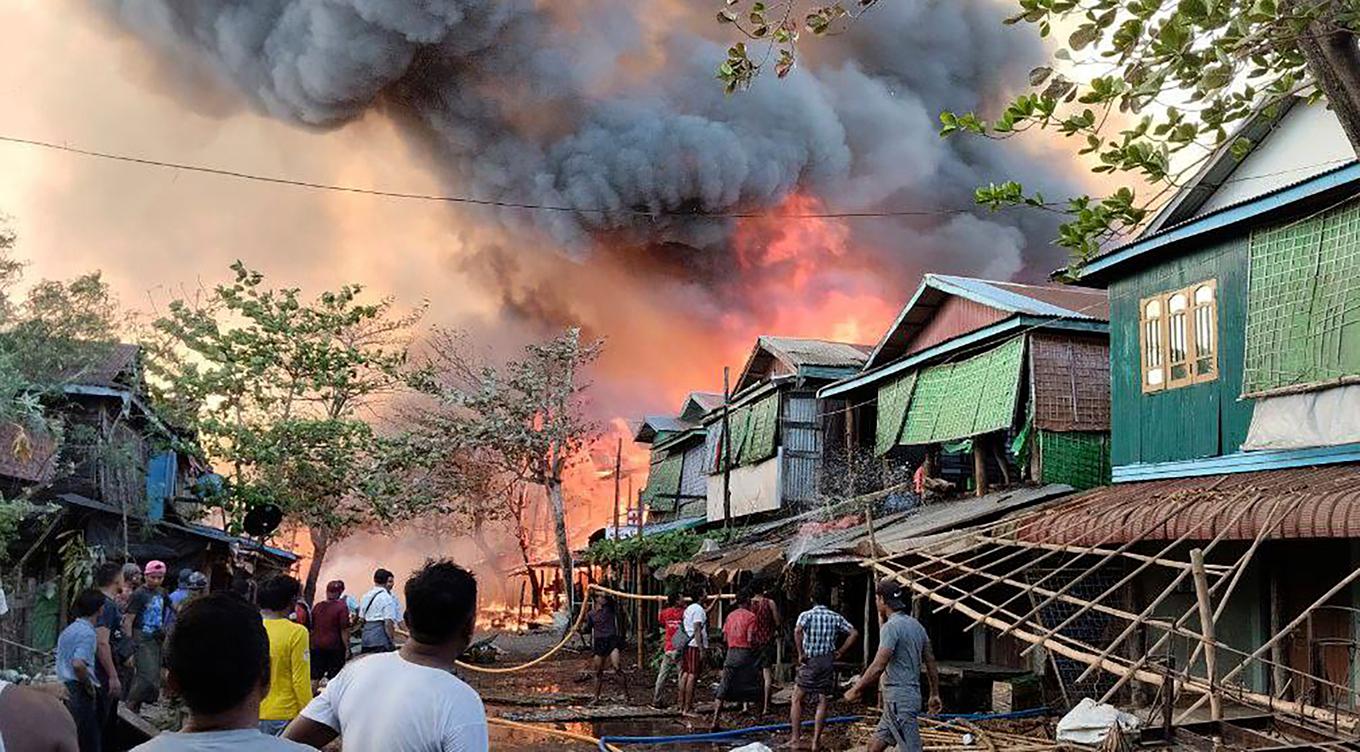 Branden efter det påstådda flygangreppet mot en by i Myanmar. Bilden kommer från den väpnade grupp som kontrollerar byn. Foto: The Arakan Army via AP/TT