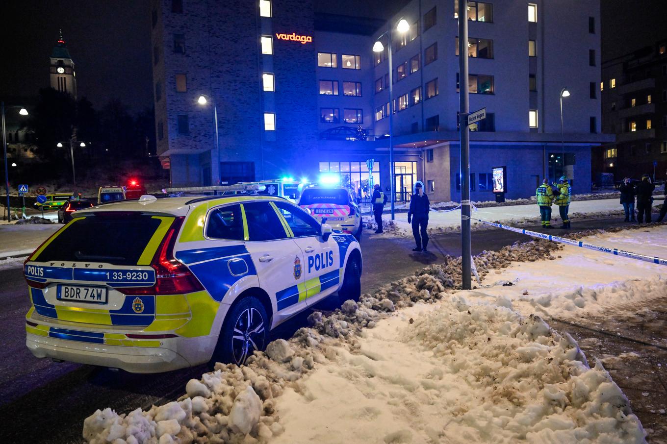 Polisen har spärrat av gatan där restaurangen ligger. Foto: Jonas Ekströmer/TT