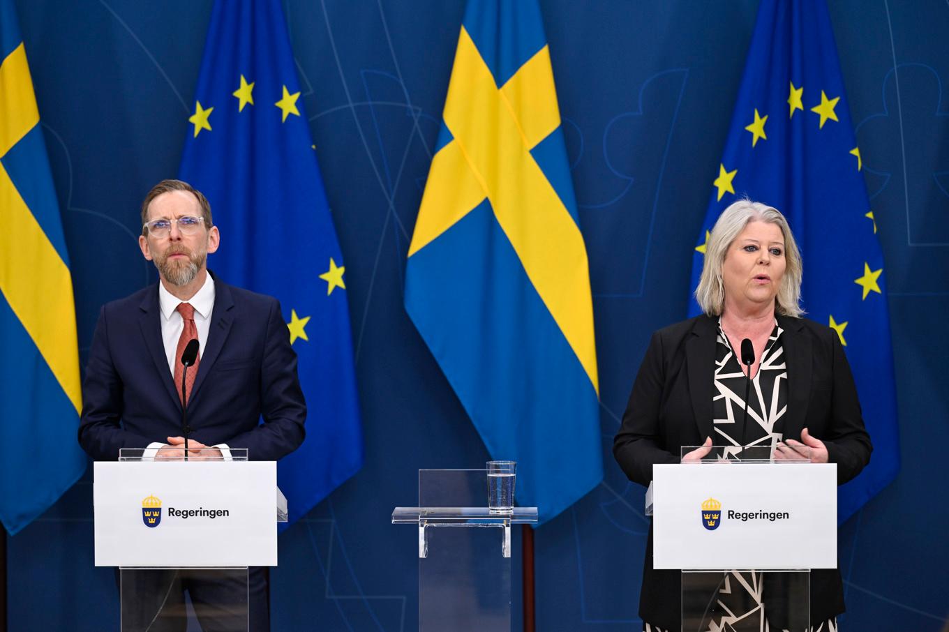 Socialminister Jakob Forssmed (KD) och socialtjänstminister Camilla Waltersson Grönvall (M) lanserar den nya strategin. Foto: Pontus Lundahl/TT