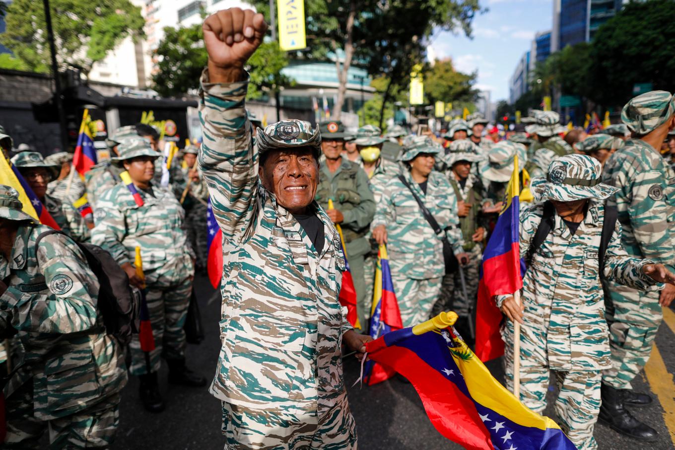 Regeringsstödda milisgrupper marscherar genom Caracas på torsdagen. Foto: Cristian Hernandez/AP/TT