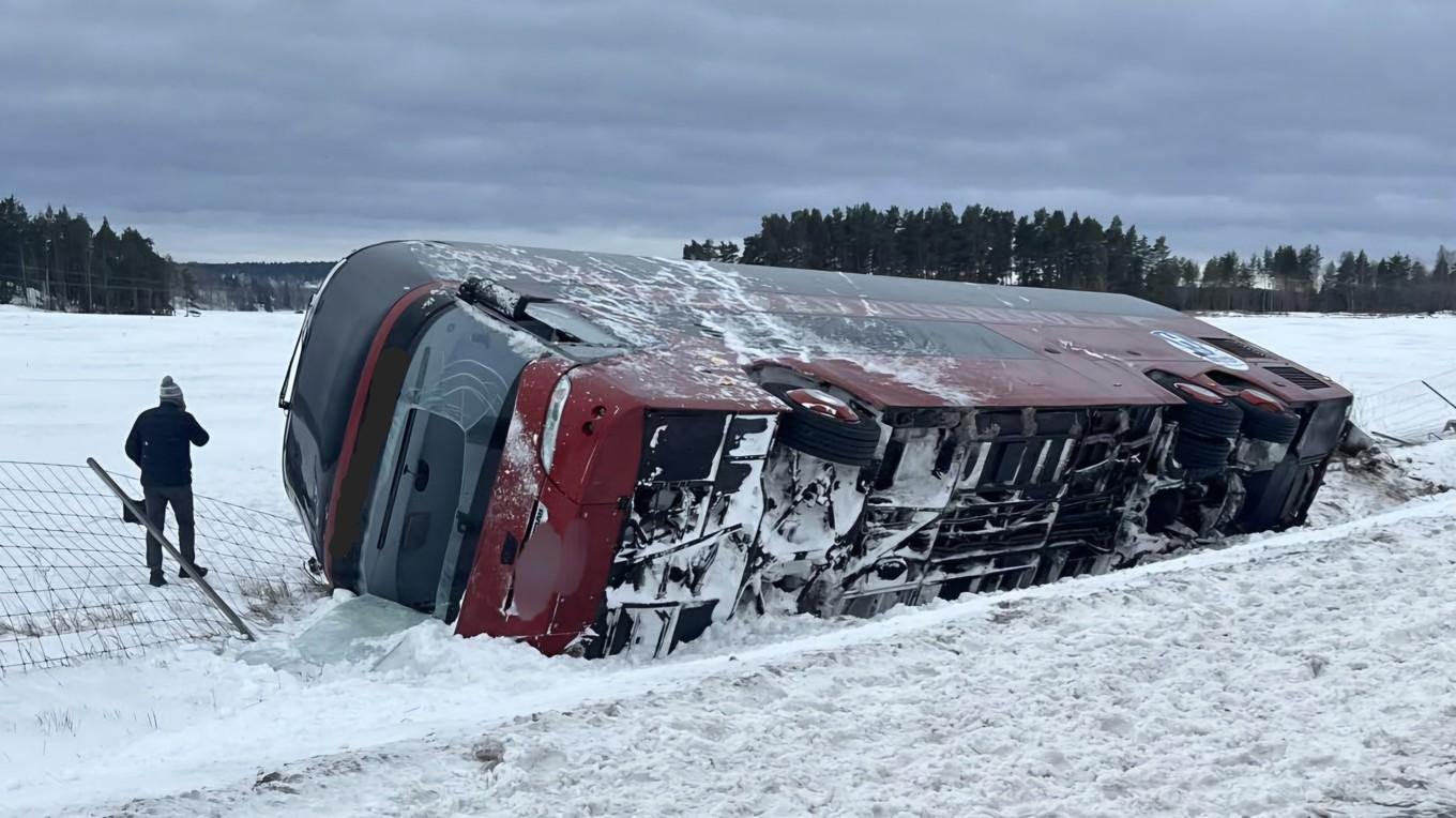 En buss har vält på E4 vid höjd av Jönåker. Foto: Pontus Stenberg/TT