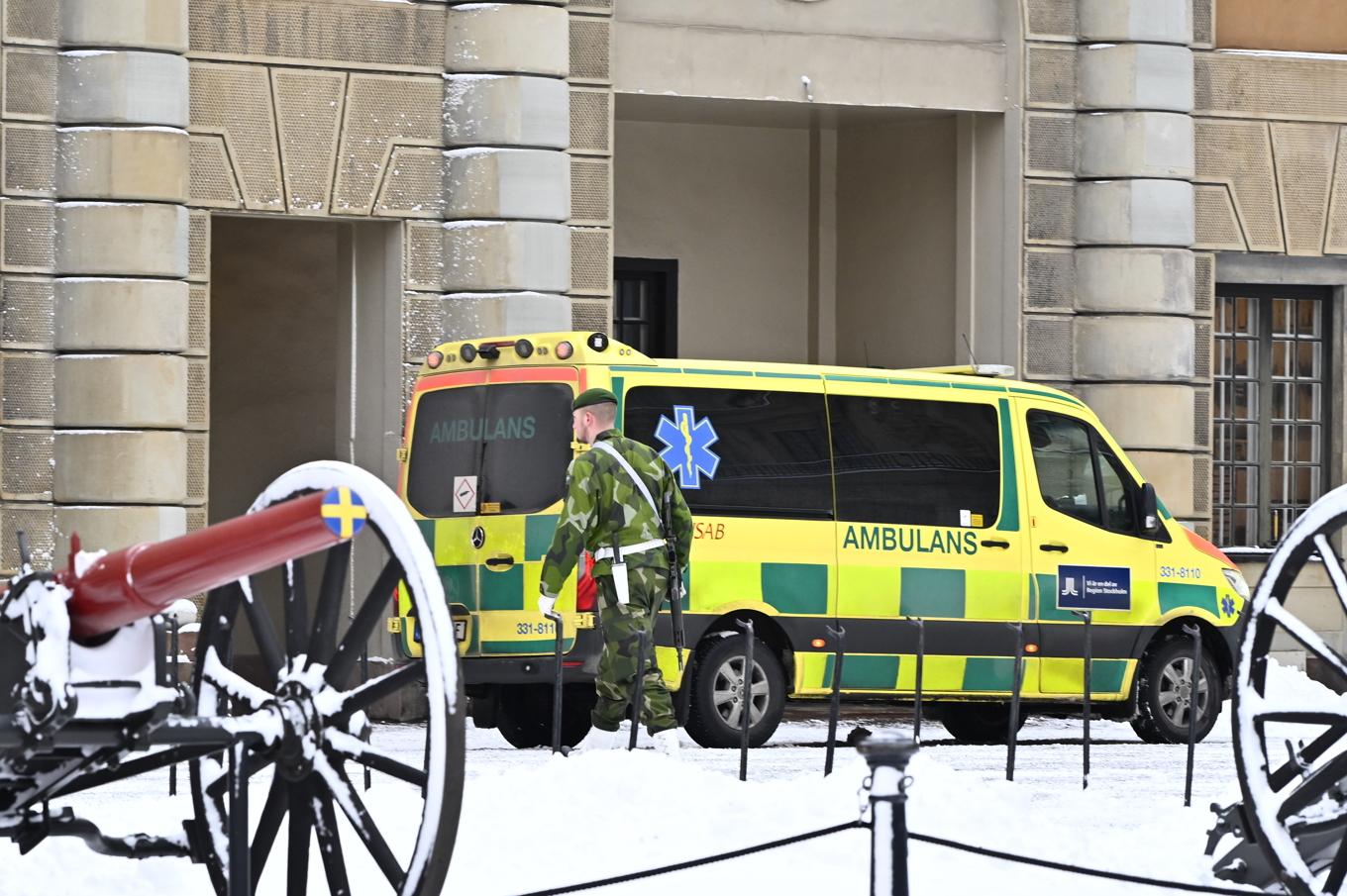 Ambulans var på plats vid Kungliga slottet i centrala Stockholm efter det att en soldat halkat och skadat sig allvarligt. Foto: Anders Wiklund/TT