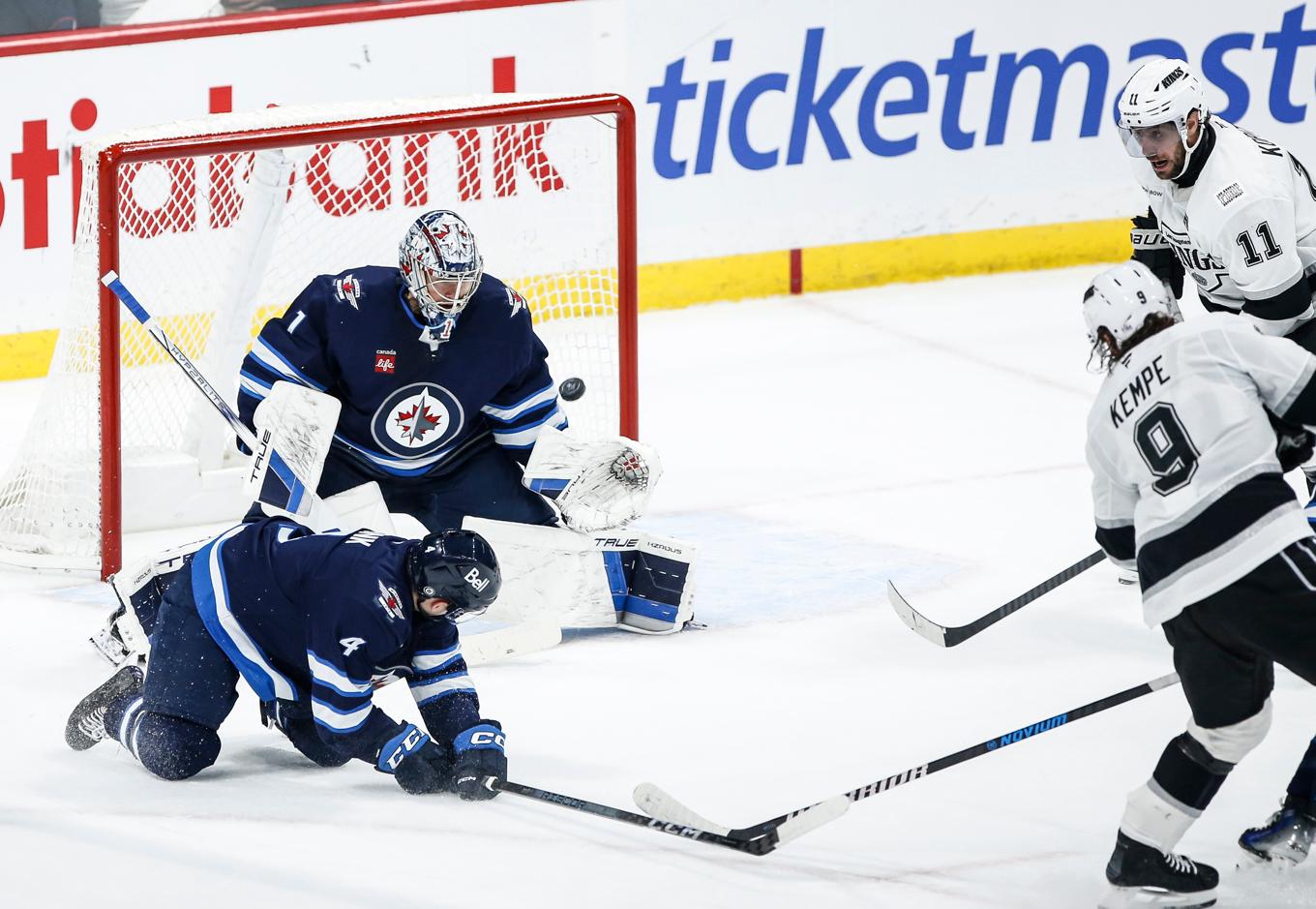 Los Angeles svenske stjärna Adrian Kempe sätter det avgörande målet mot Winnipeg borta. På grund av bränderna hemma har laget inte spelat där på snart en vecka. Foto: John Woods/Canadian Press/AP/TT