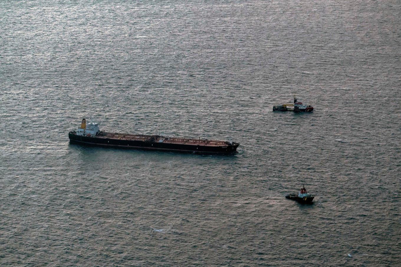 Den 274 meter långa tankern Eventin drev runt i Östersjön norr om den tyska ön Rügen. Nu bogseras den österut. Bilden togs på fredagen. Foto: Stefan Sauer/DPA/AP/TT