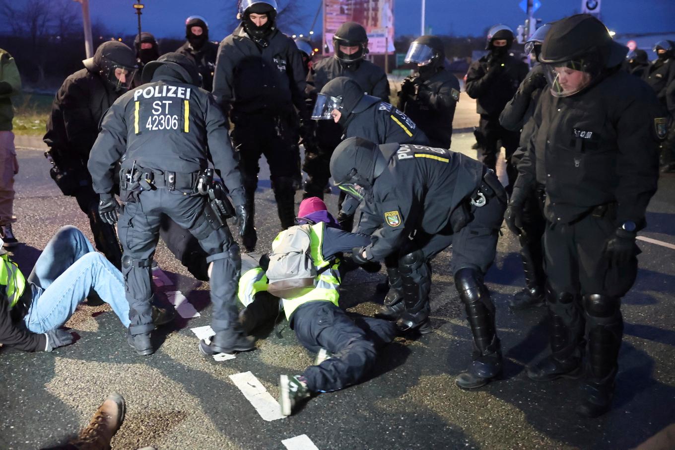 Polisen skingrar en blockad under en demonstration i Riesa, där invandringskritiska partiet AfD håller sin kongress. Foto: Jan Woitas/DPA/AP/TT