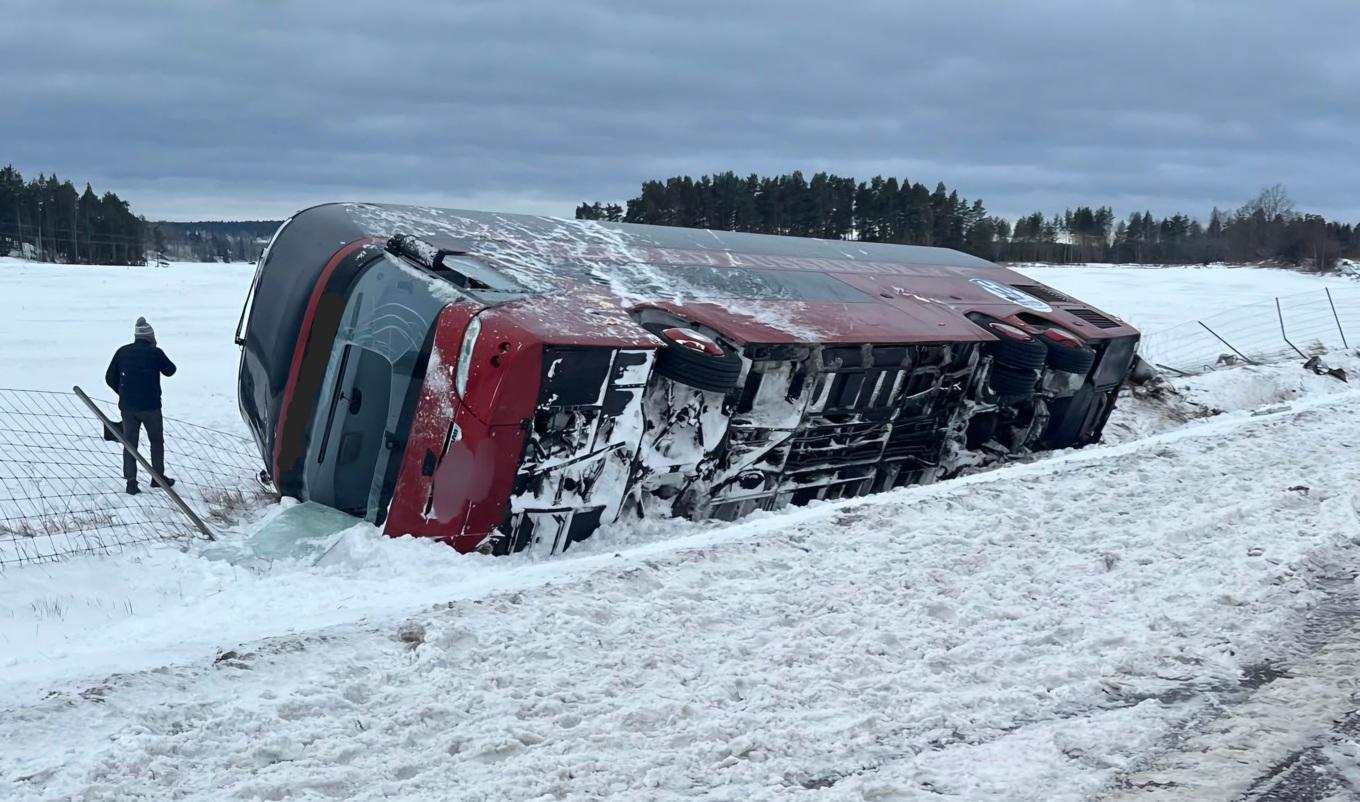 En buss med innebandylaget IBK Lunds herrlag ombord välte på E4 väster om Nyköping. Foto: Pontus Stenberg Media/TT