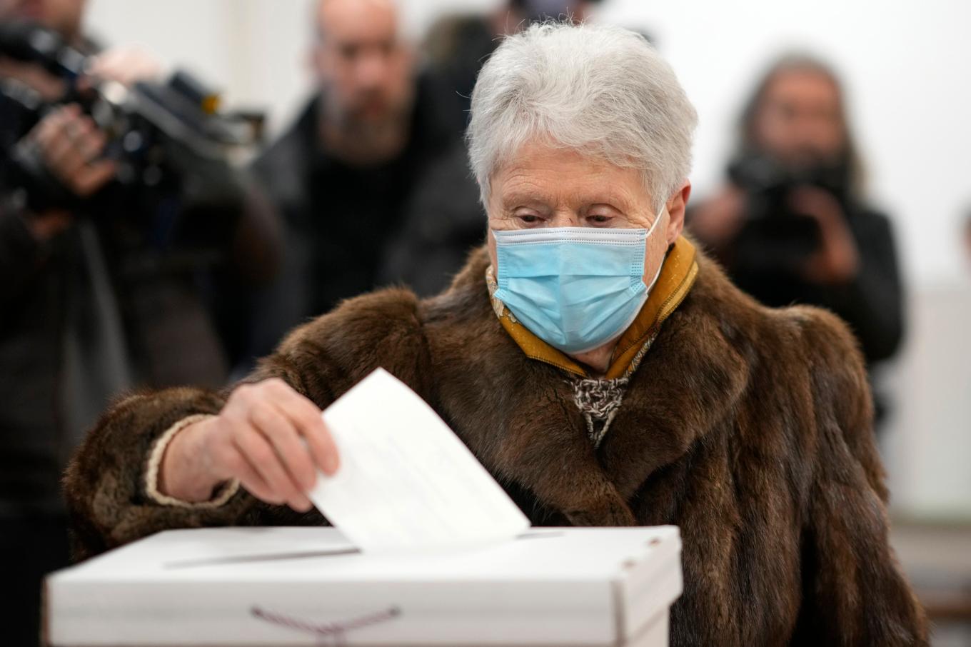 En kvinna röstar i presidentvalet i Kroatien i en vallokal i Zagreb under söndagen. Foto: Darko Bandic/AP/TT