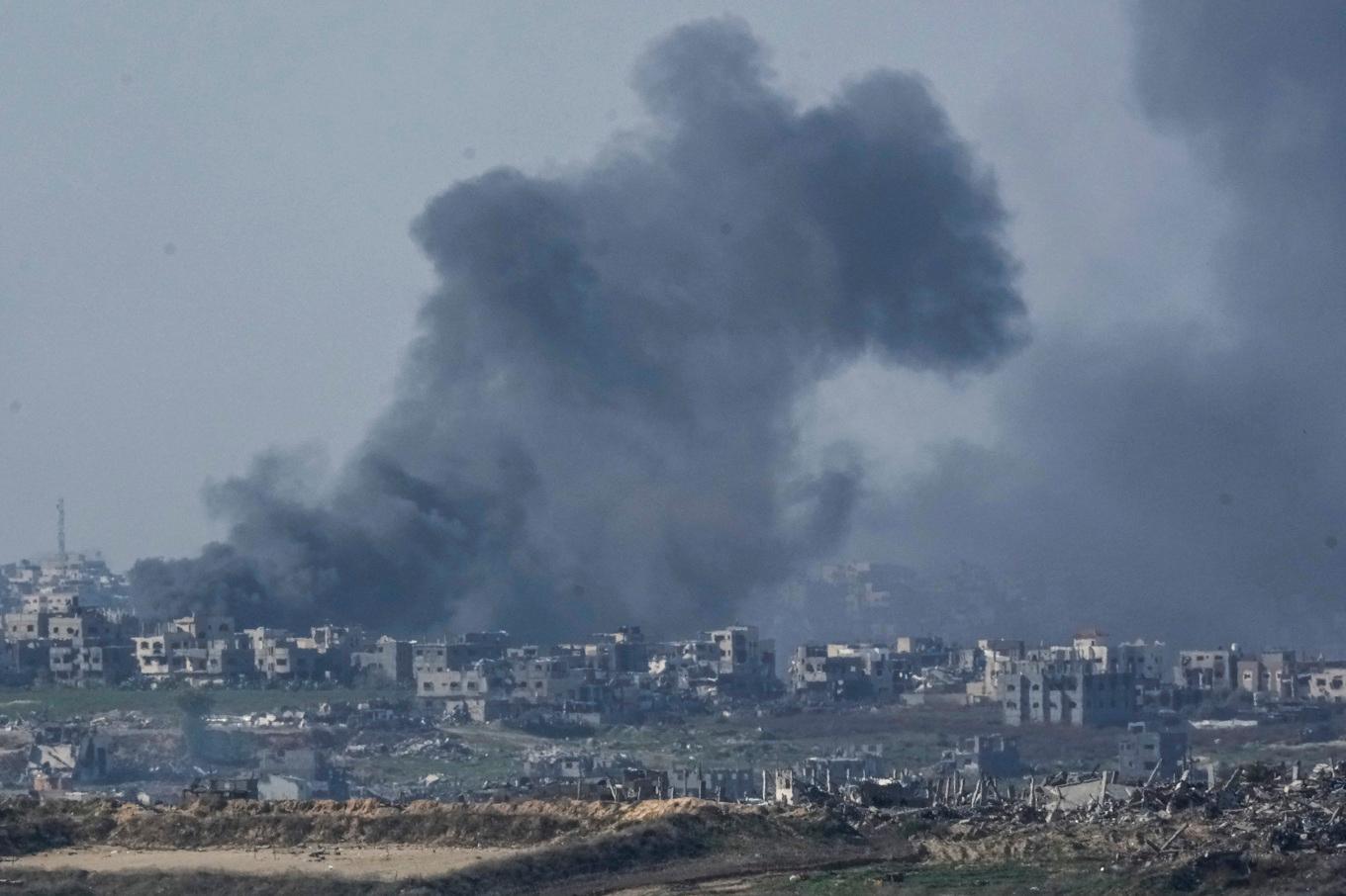 Rök som stiger i Gazaremsan efter en attack, fotograferat från södra Israel i torsdags. Foto: Mahmoud Illean/AP/TT