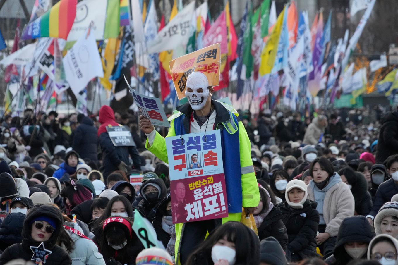 Demonstranter i Sydkorea kräver den avstängde presidenten Yoon Suk-Yeols gripande. Foto: Ahn Young-joon