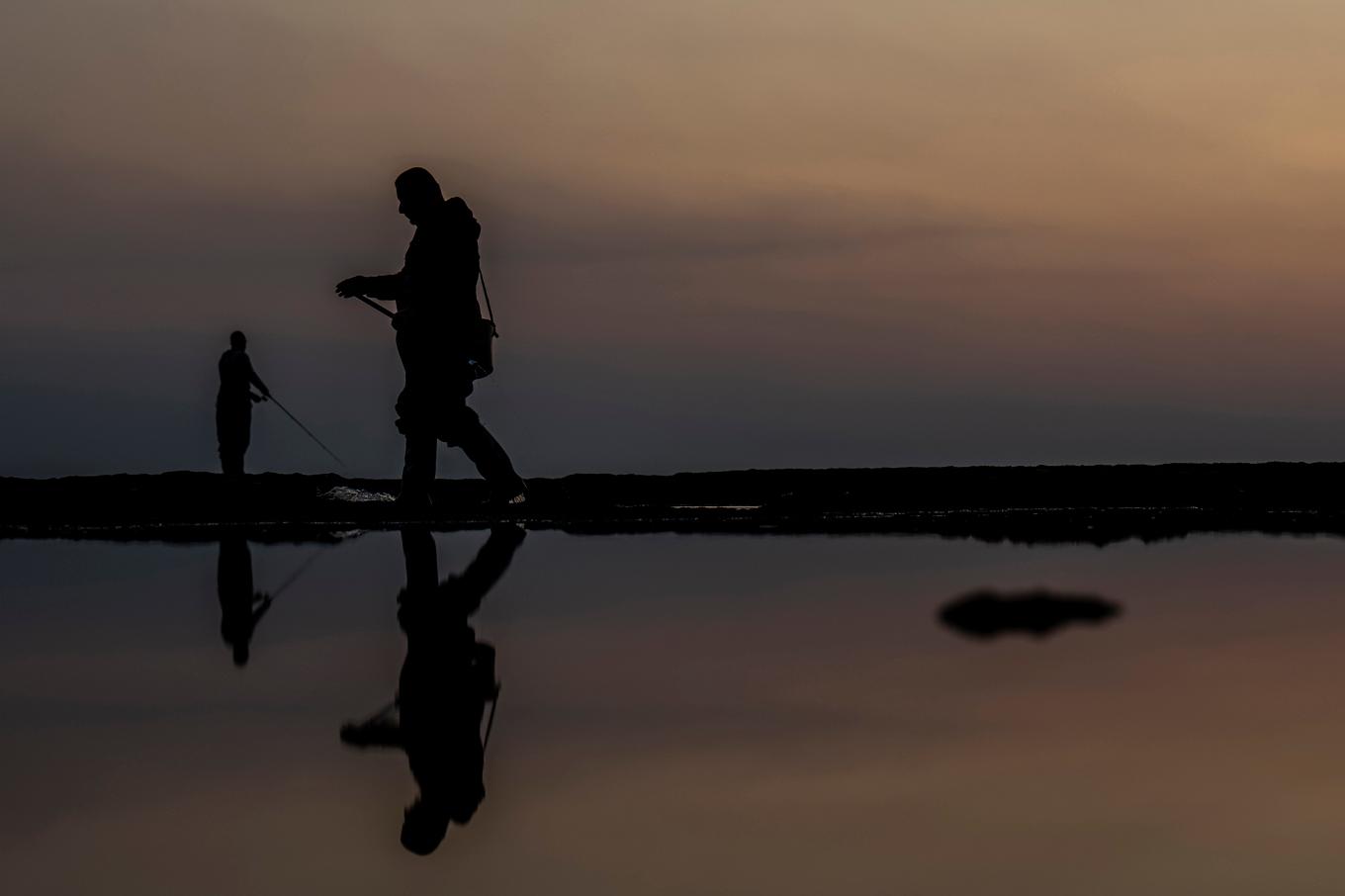 Mycket osäkerhet återstår, men för en del har livet återgått till det normala i området. Här syns fiskare i solnedgången vid Nahariya i Israel, nära gränsen till Libanon. Foto: Ariel Schalit/AP/TT