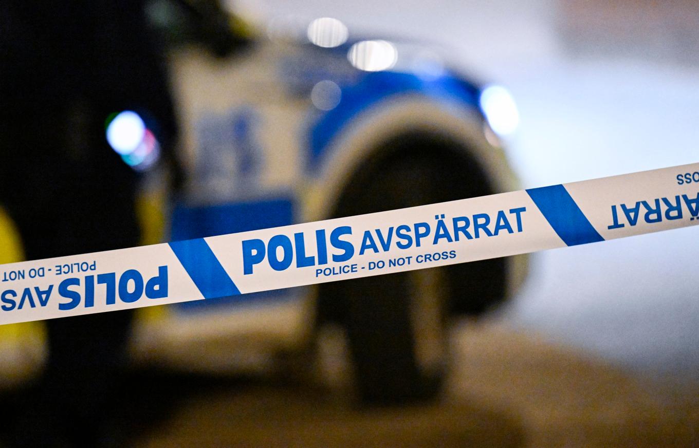 Polisen har spärrat av efter att något har exploderat vid ett flerfamiljshus i Tumba. Arkivbild. Foto: Johan Nilsson/TT