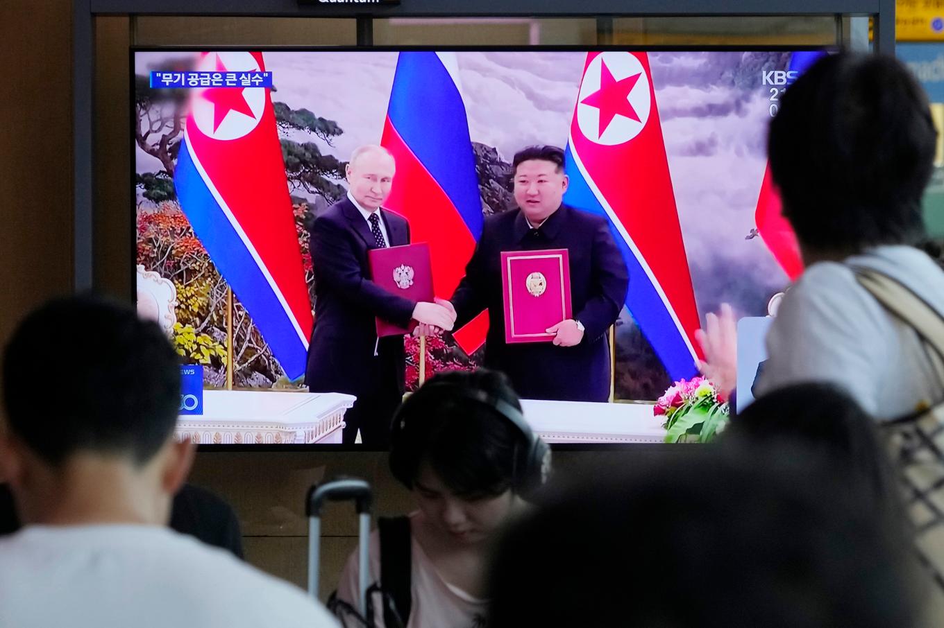 Tv-bilder visar Rysslands president Vladimir Putin och Nordkoreas ledare Kim Jong-Un vid ett möte i somras. Foto: Ahn Young-Joon/AP/TT