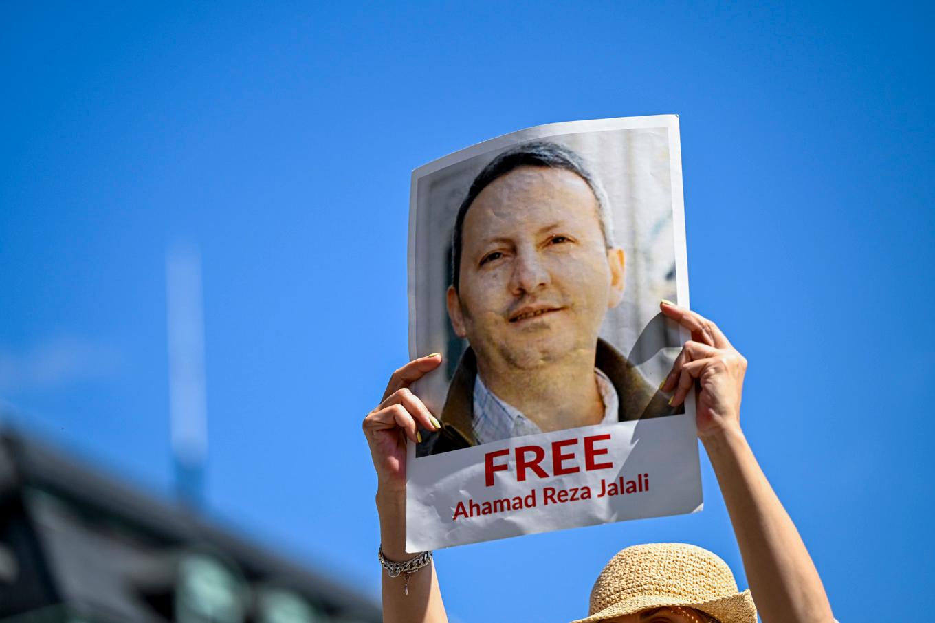 En demonstrant håller upp en bild på den svensk-iranske forskaren Ahmadreza Djalali som sitter fängslad i Iran. Arkivbild. Foto: Christine Olsson/TT