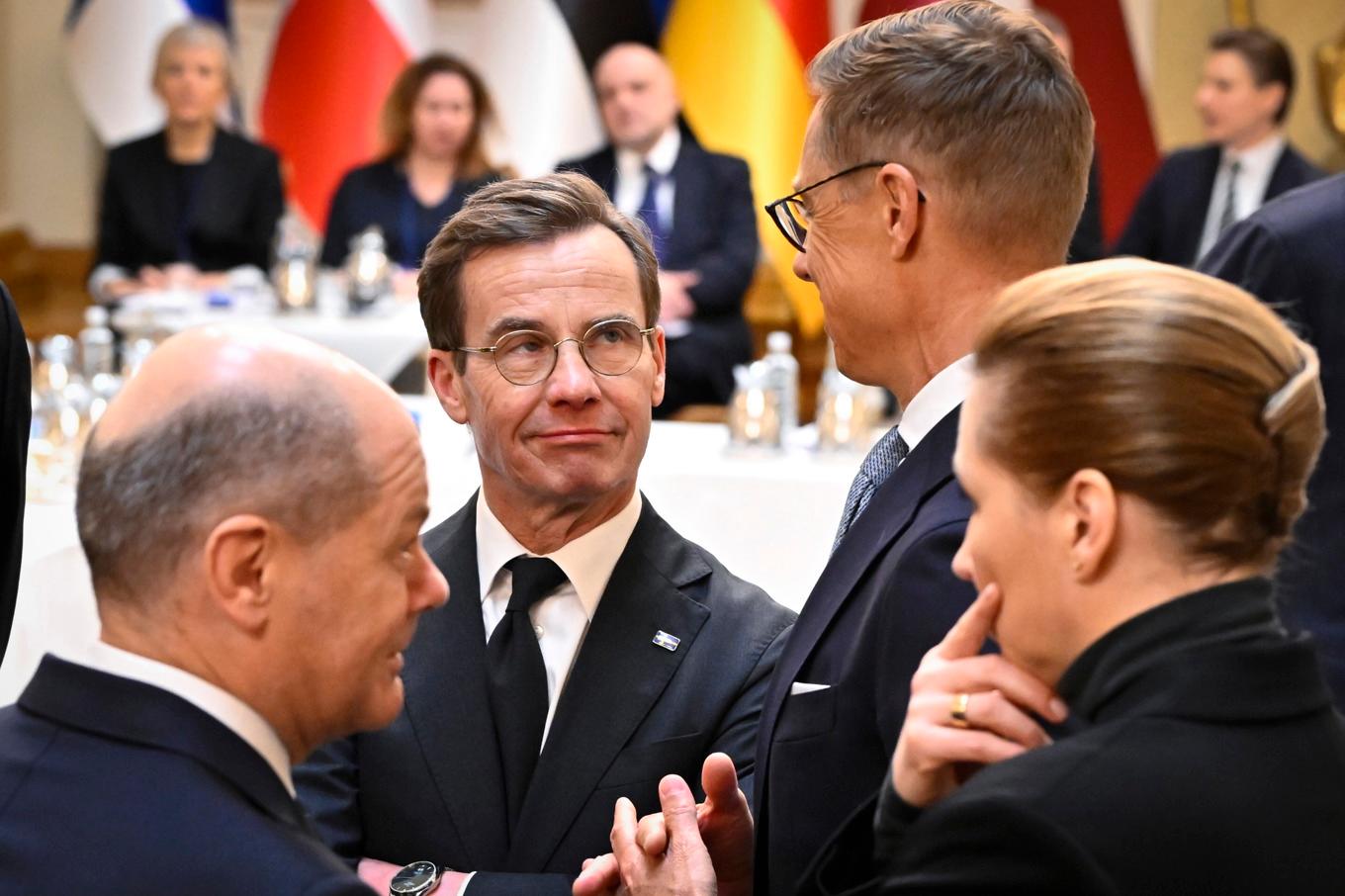 Sveriges statsminister Ulf Kristersson i samtal med Finlands president Alexander Stubb under toppmötet i Helsingfors. I förgrunden Tysklands förbundskansler Olaf Scholz och Danmarks statsminister Mette Frederiksen. Foto: Anders Wiklund/TT