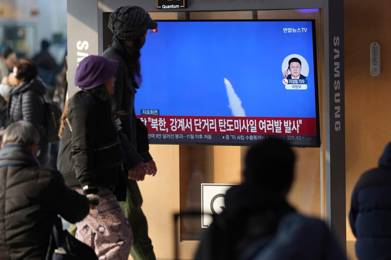 En tv på järnvägsstationen i Sydkoreas huvudstad Seoul visar ett inslag om Nordkorea och robottester. Foto: Lee Jin-M/AP/TT