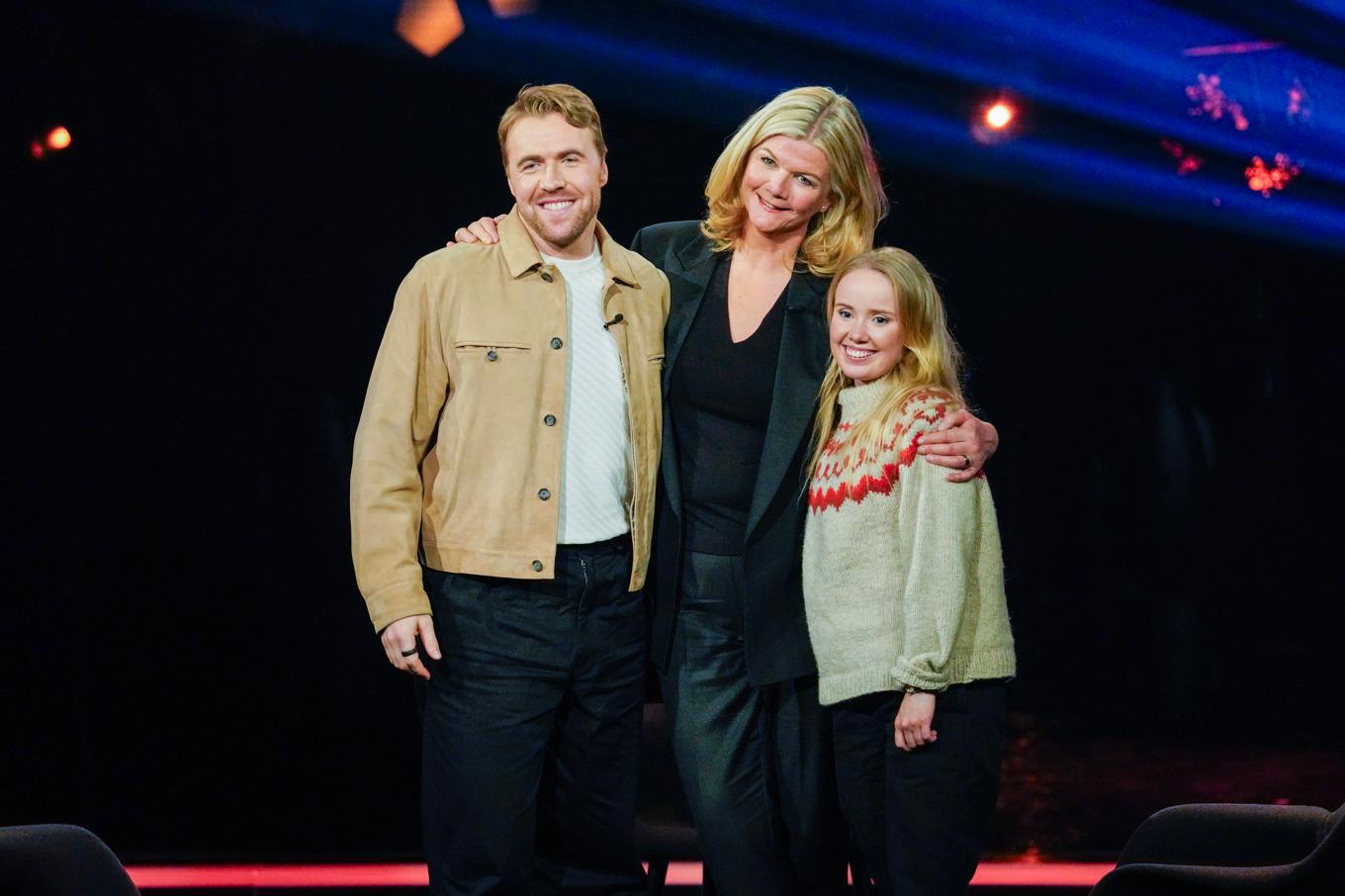 Sydpolsfararen Karen Kyllesø, till höger, och skidstjärnan Aleksander Aamodt Kilde, t v, tillsammans med programledaren Anne Lindmo vid en inspelning av norska talkshowen Lindmo i april 2024. Foto: Terje Bendiksby/NTB/TT