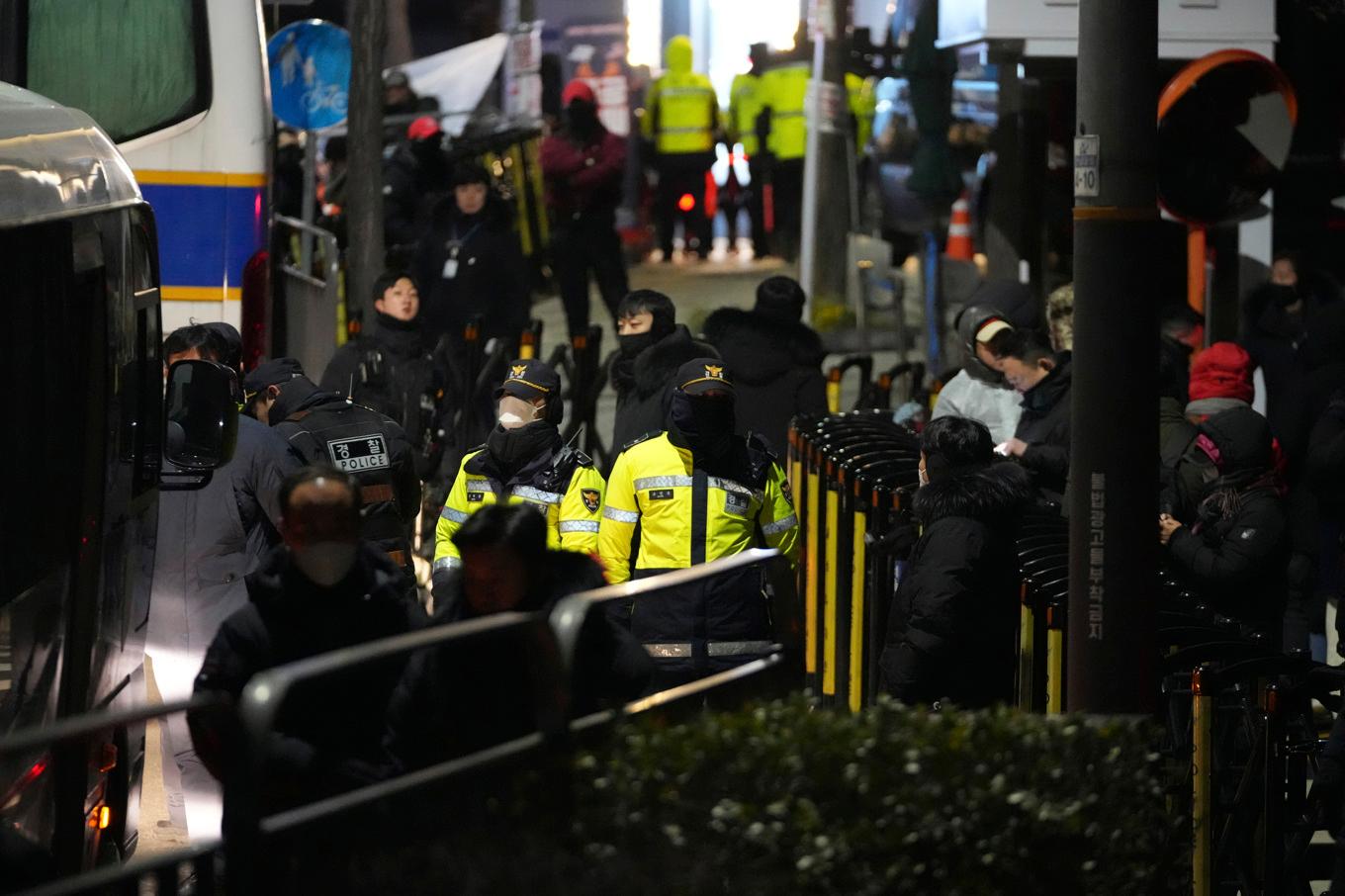 Polis utanför Sydkoreas avstängde president Yoon Suk-Yeols residens på onsdagsmorgonen, lokal tid. Foto: Lee Jin-Man/AP/TT