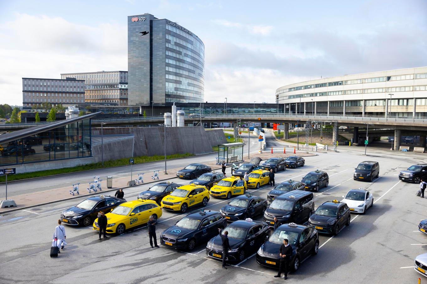 Taxibilar väntar på passagerare utanför Arlanda flygplats. Arkivbild. Foto: Fredrik Persson/TT