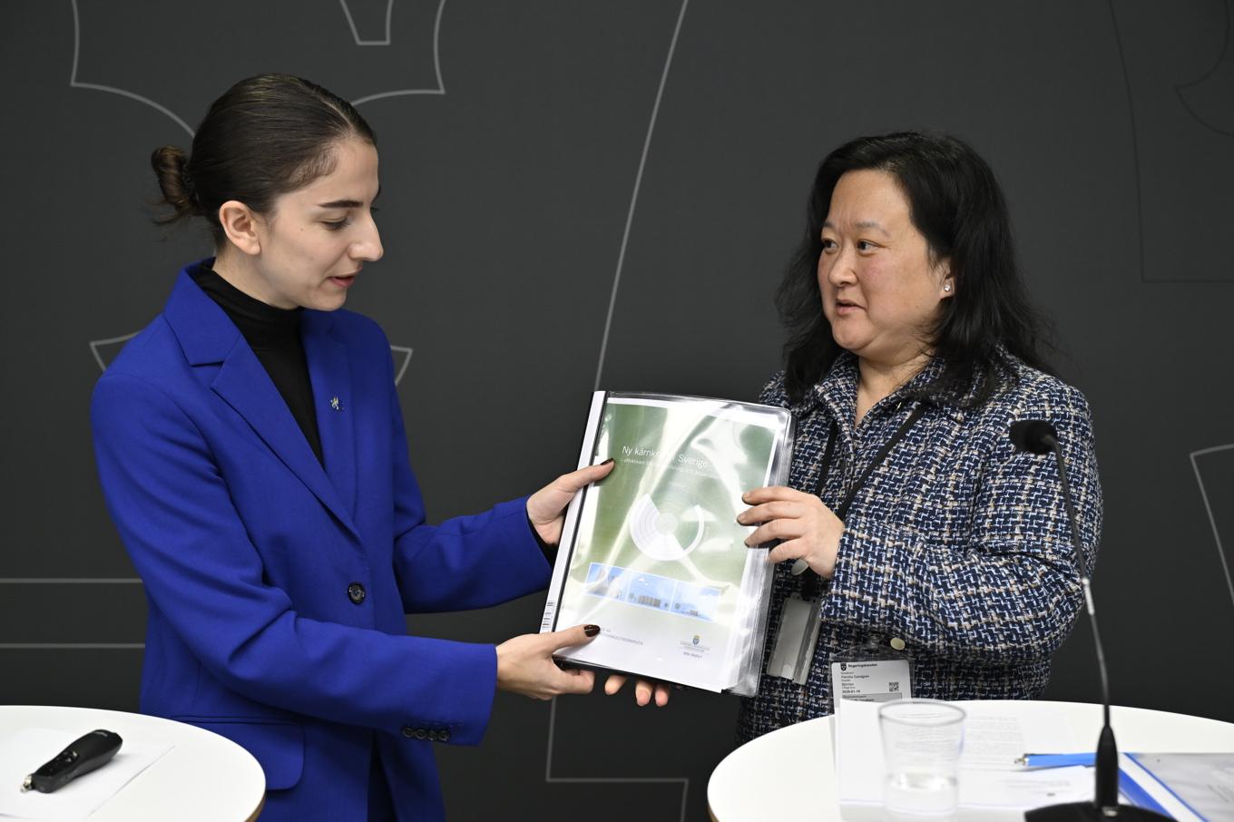 Klimat- och miljöminister Romina Pourmokhtari (L) tar emot delbetänkandet från utredningen om hur tillståndsprocesser för ny kärnkraft kan göras snabbare. Foto: Henrik Montgomery/TT