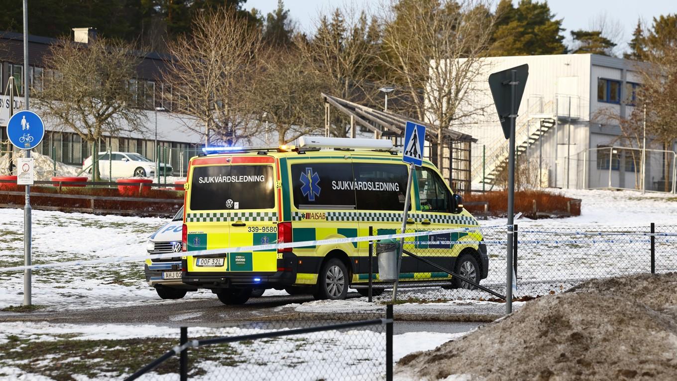 En person är allvarligt skadad efter ett misstänkt knivdåd på en skola norr om Stockholm. Foto: Stefan Jerrevång/TT