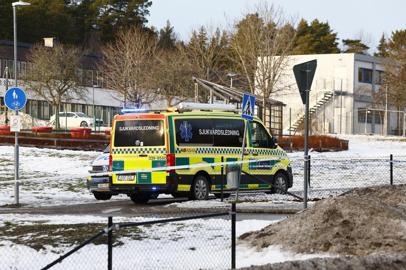 En person är allvarligt skadad efter ett misstänkt knivdåd på en skola norr om Stockholm. Foto: Stefan Jerrevång/TT