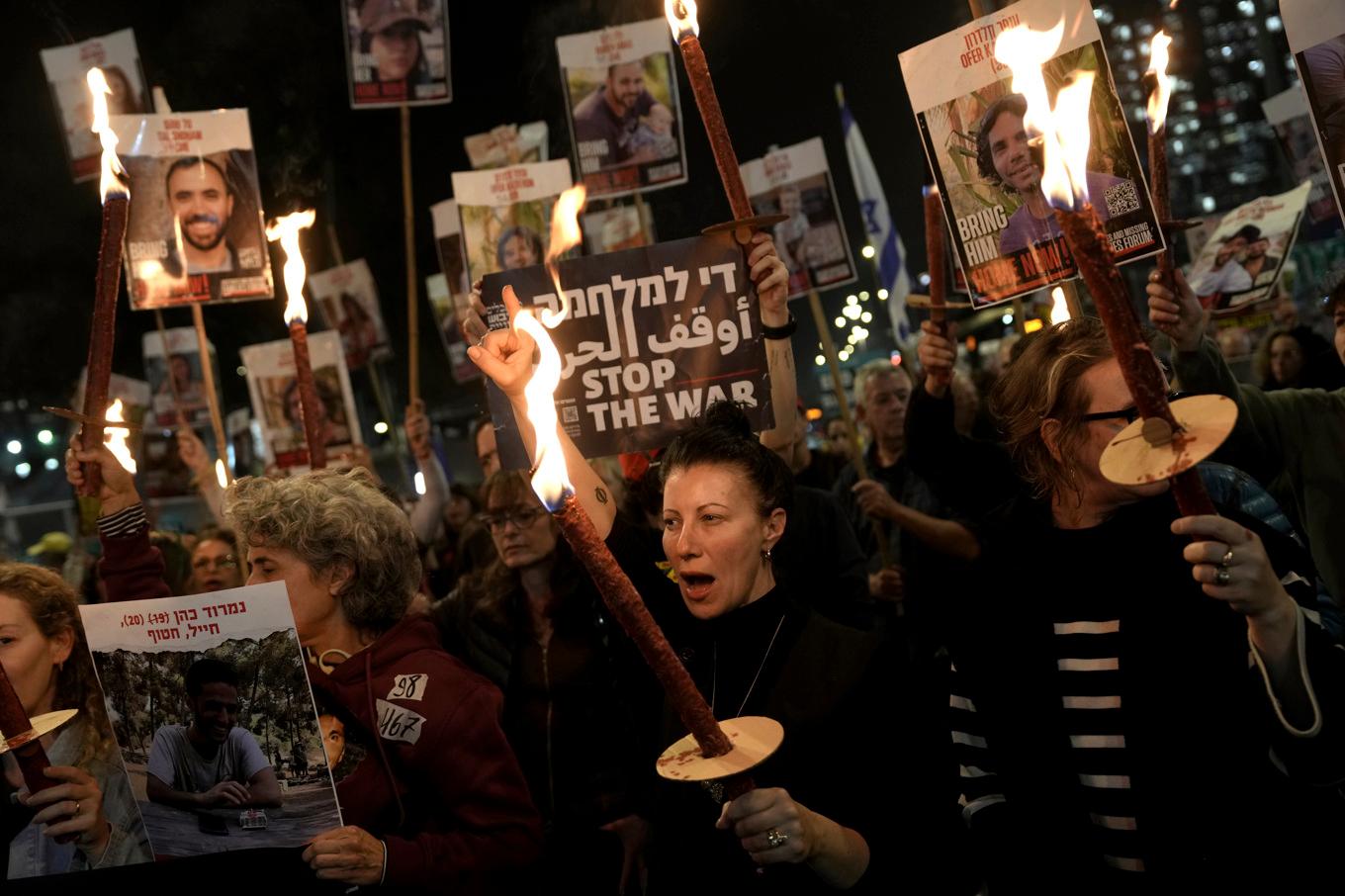 Släktingar och vänner till några av de som sitter gisslan i Gaza firar i Tel Aviv beskedet om ett avtal mellan Israel och Hamas. Foto: Oded Balilty/AP/TT