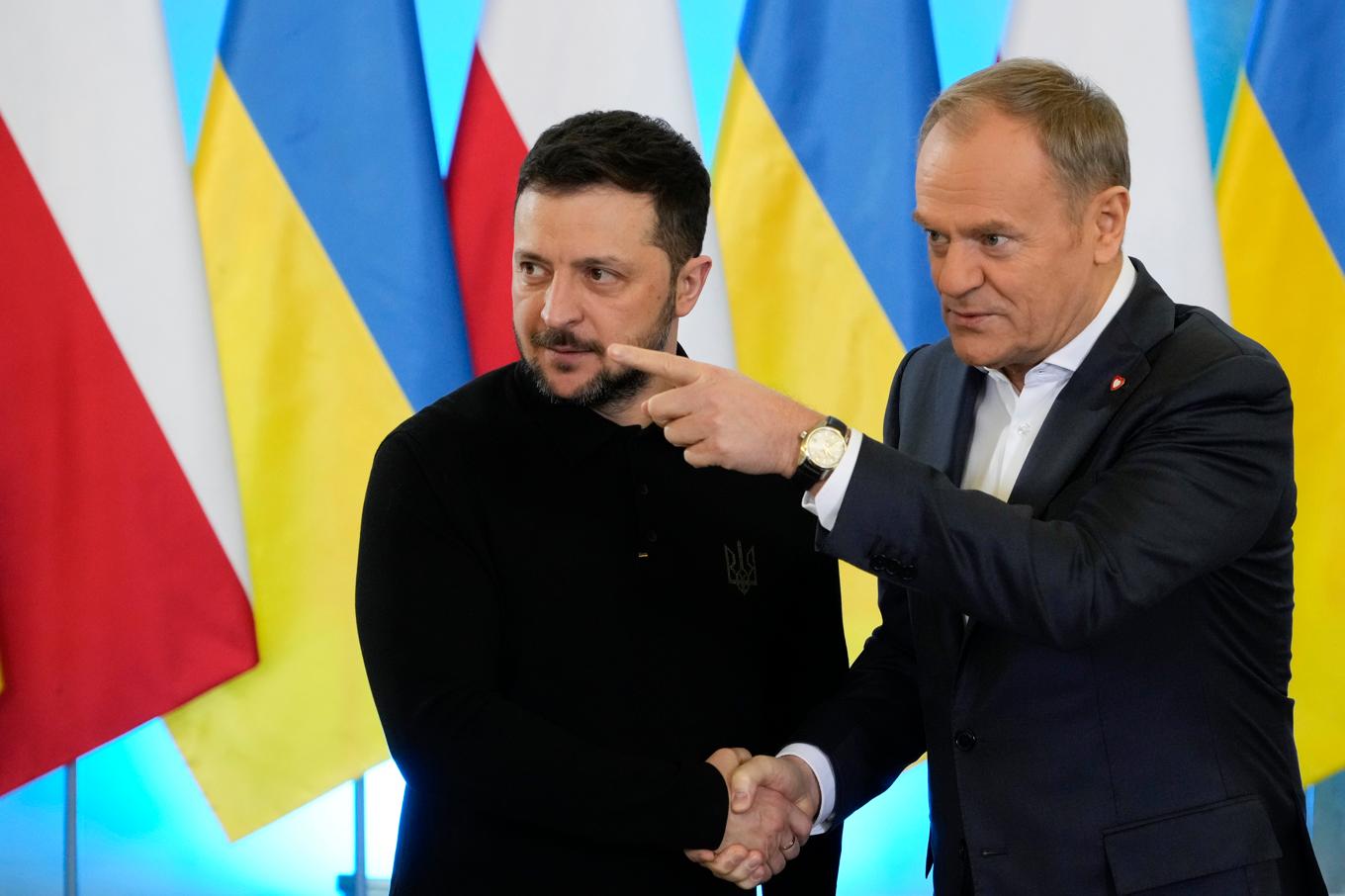 Ukrainas president Volodymyr Zelenskyj och Polens premiärminister Donald Tusk vid en pressträff i Warszawa på onsdagen. Foto: Czarek Sokolowski/AP/TT