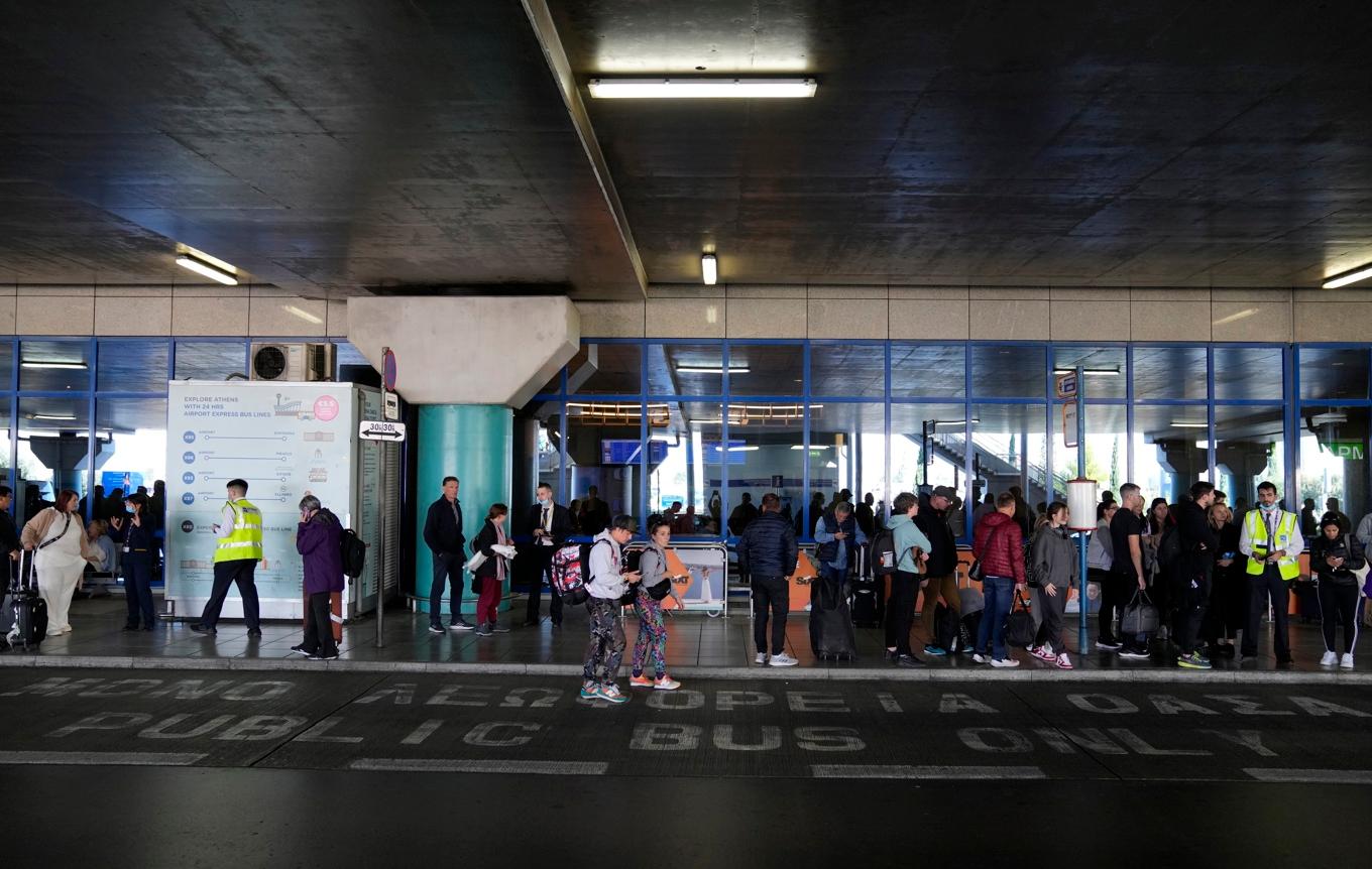 Två kvinnor misstänks ha stulit andra passagerares väskor från rullbanden på Atens stora flygplats. Arkivbild. Foto: Thanassis Stavrakis/AP/TT