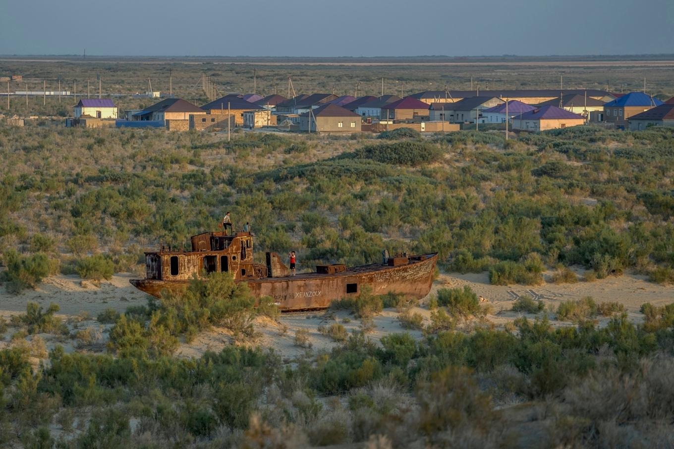 Den torra marken var en gång en stor sjö. Bilden är från före detta Aralsjön i Uzbekistan 2023. Nu kommer besked om att vattennivån i den norra delen i Kazakstan har stigit. Foto: Ebrahim Noroozi/AP/TT