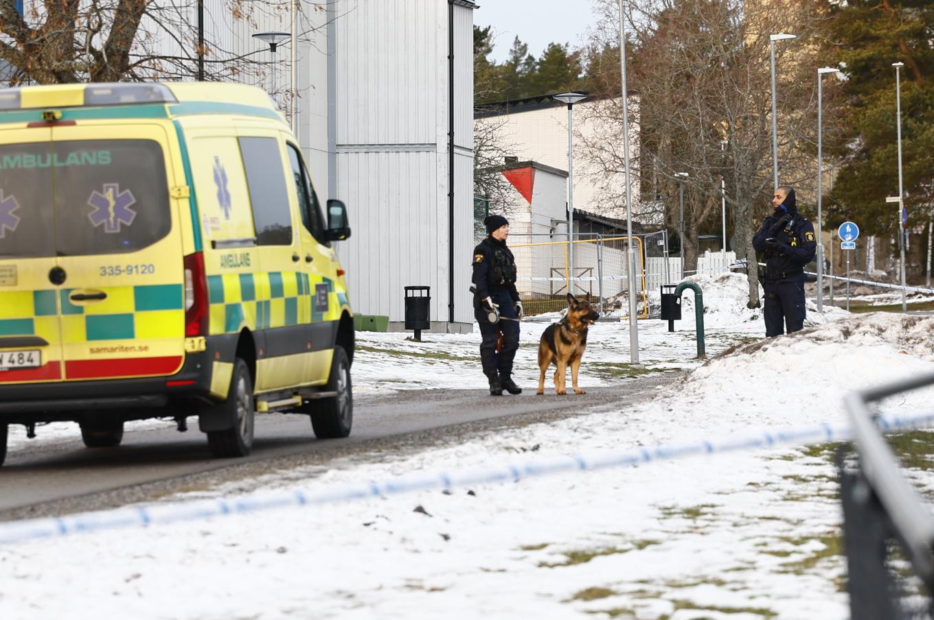 Polisinsats vid skolan i Upplands Väsby på onsdagen sedan en lärare knivskurits. Foto: Stefan Jerrevång/TT