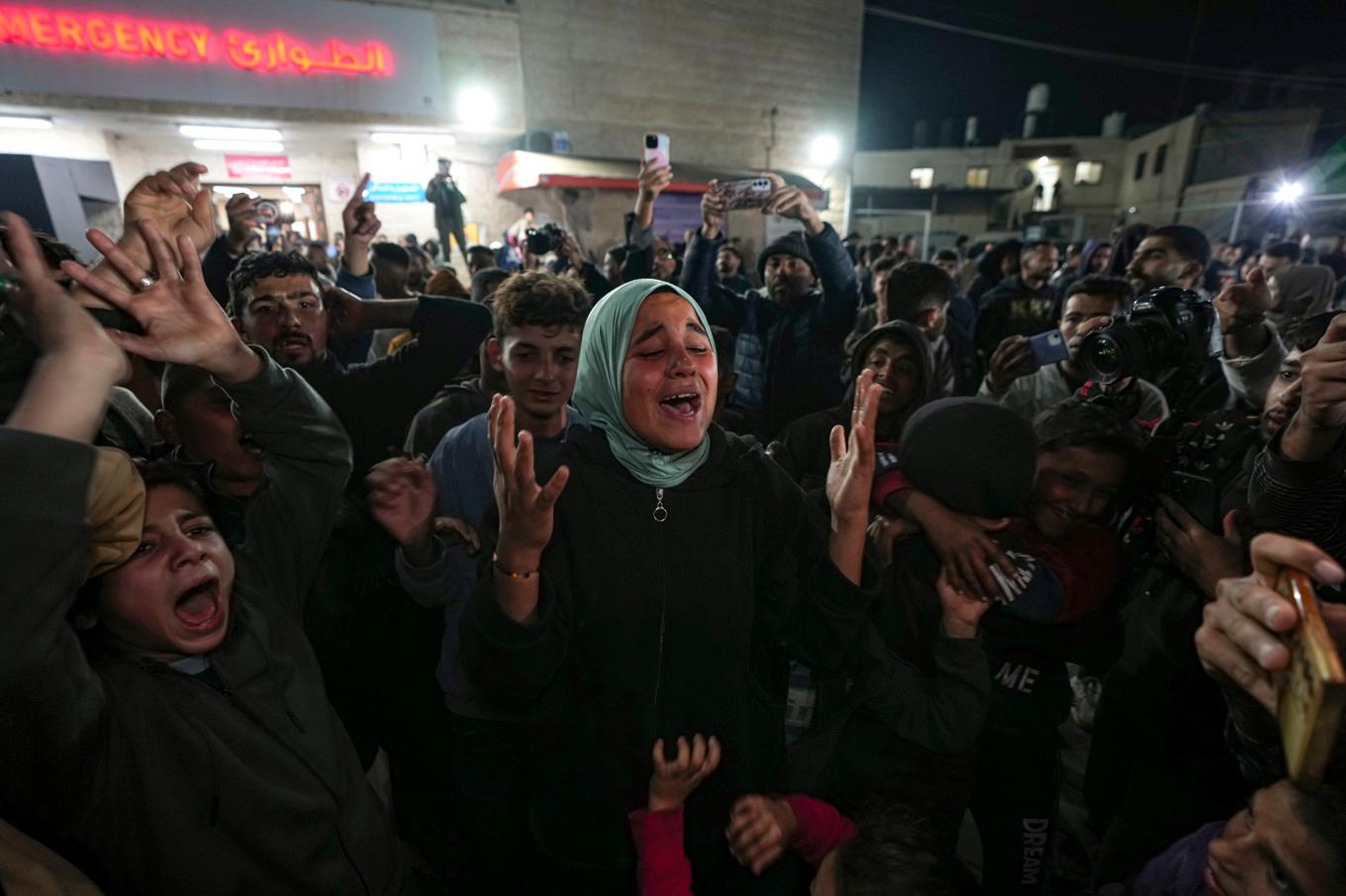 Firande i Dayr al-Balah i centrala Gaza när vapenvilan tillkännagavs på onsdagskvällen. Foto: Abdel Kareem Hana/AP/TT