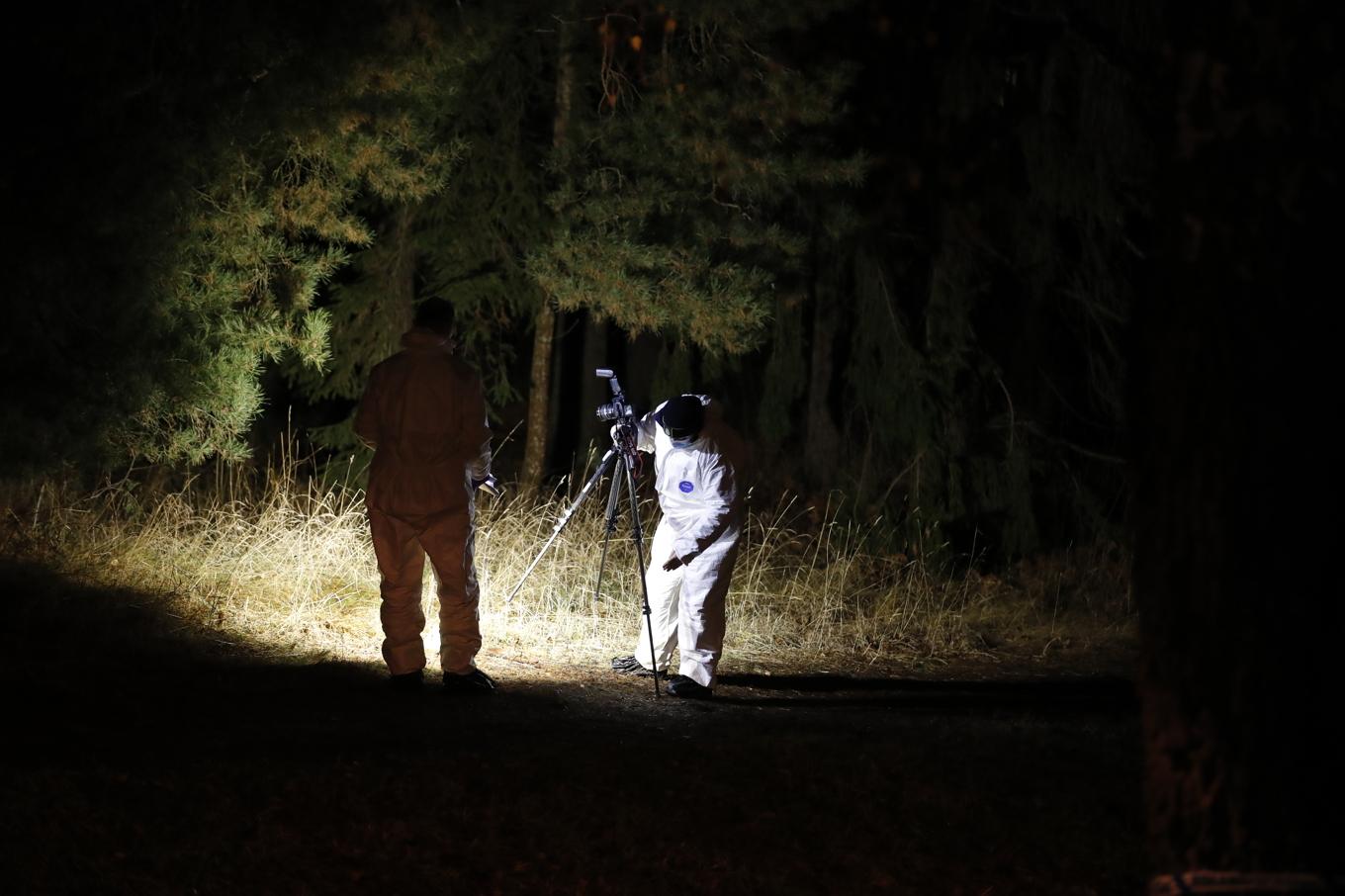 Polisens tekniker undersöker brottsplatsen efter mordet på en kvinna i Märsta norr om Stockholm den 16 december. Foto: Caisa Rasmussen/TT