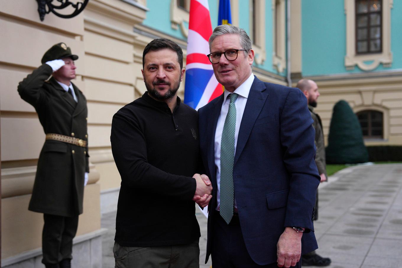 Ukrainas president Volodymyr Zelenskyj och Storbritanniens premiärminister Keir Starmer i Kiev. Foto: Carl Court/Pool via AP/TT