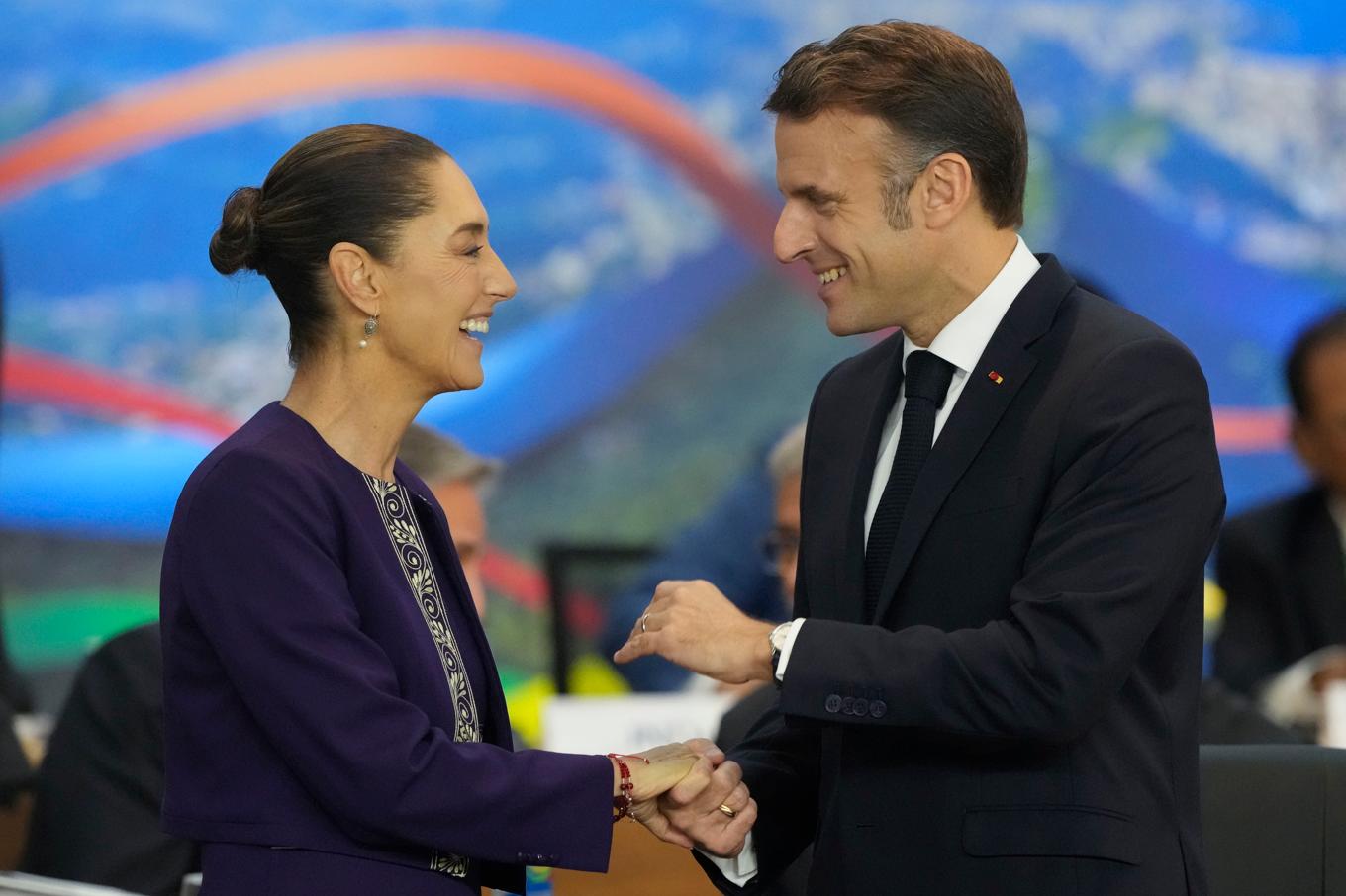 Mexikos president Claudia Sheinbaum och Frankrikes president Emmanuel Macron under G20-ländernas toppmöte i Brasilien i november i fjol. Arkivfoto. Foto: Eraldo Peres/AP/TT