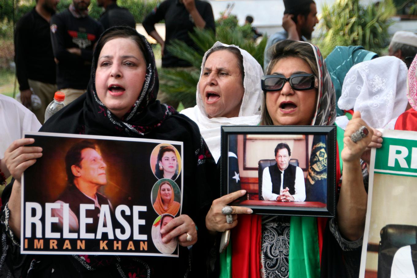 Anhängare till Imran Khan protesterar i Peshawar i juli. Foto: Mohammad Sajjad/AP/TT