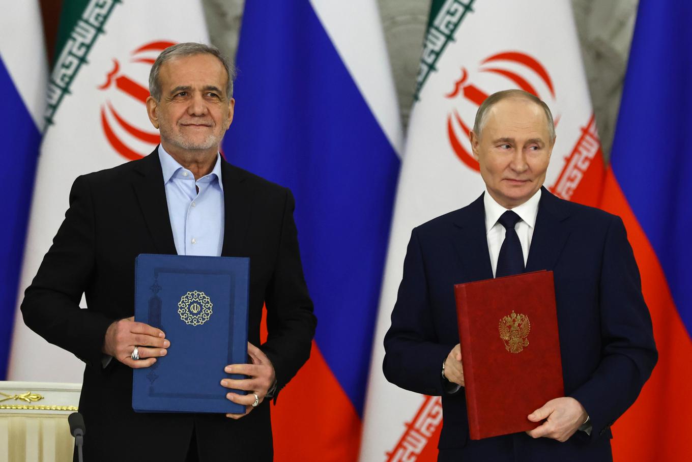 Rysslands president Vladimir Putin och Irans president Masoud Pezeshkian. Foto: Evgenia Novozhenina/Pool Photo via AP/TT