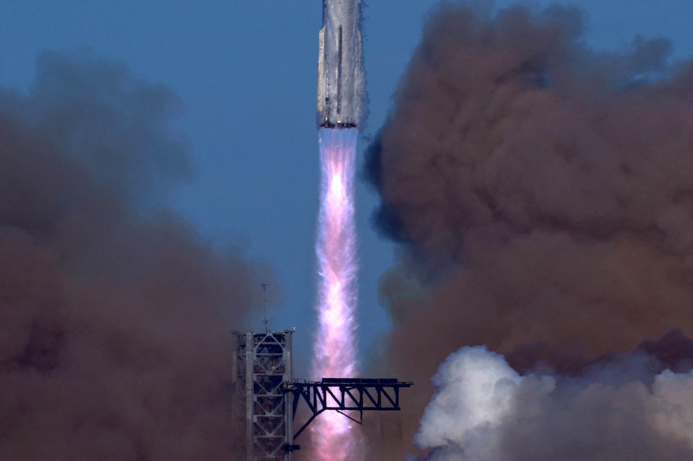 Den 123 meter höga jätteraketen sköts upp i Boca Chica, Texas, på torsdagskvällen. Foto: Eric Gay/AP/TT