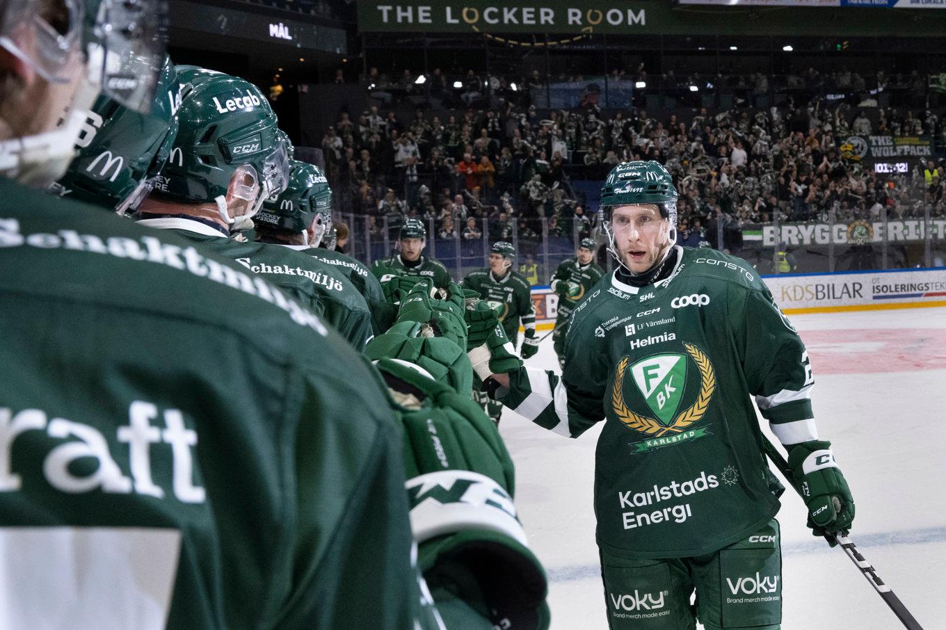 Efter hyllningarna blev Per Åslund målskytt när Färjestad vann över Frölunda. Foto: Tommy Pedersen/TT